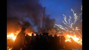 Муътаризони мухолифи давлат бо нерӯҳои пулис дар майдони Истиқлол даргир мешаванд