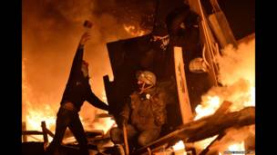 Муътаризони мухолифи давлат санг партоб мекунанд