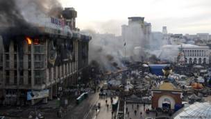 Сохтмони Иттиҳодияҳои синфӣ (профсоюз) дар ҳоли оташсӯзӣ дар он дида мешавад