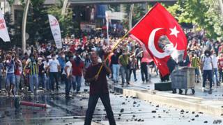 Марде бо парчами Туркия дар хиёбон