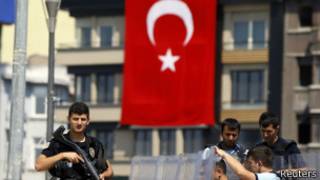 Пулис дар майдони Тақсими Истонбул мустақар аст