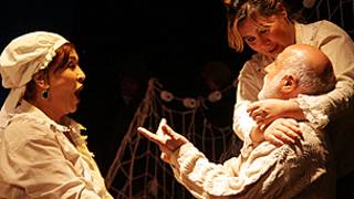 саҳнае аз намоишномаи "моҷаро"