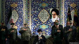 Оятуллоҳ Алии Хоминаӣ дар ҷамъи басиҷиён