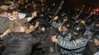 Тазоҳуркунандагон бо пулис дар маркази Киев даргир шудаанд