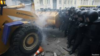 Рӯёрӯии пулис ва тазоҳуркунандагони укройнӣ