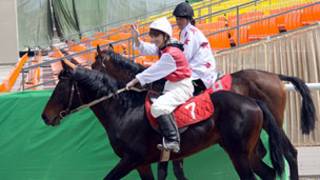 Духтарони аспдавони тоҷик