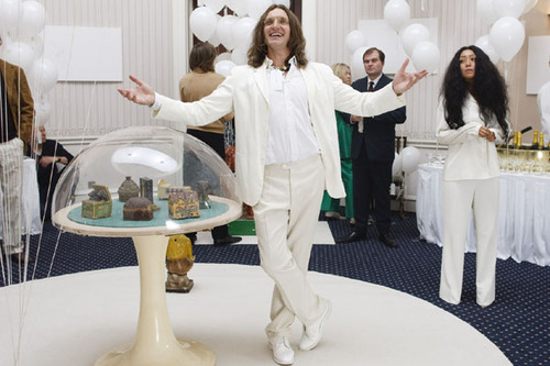 John Lennon, played by Christopher Eccleston, set ballons free in a white hall