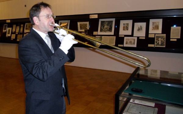 Photo of Ian Bousfield with the Mozart-era trombone