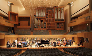 Photo of a BBC Philharmonic rehearsal in Hiroshima's Bunka Koryu Kaikan hall, Japan