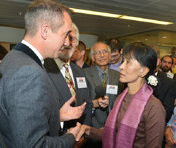 Aung San Suu Kyi meets Jonathan Dove (l)