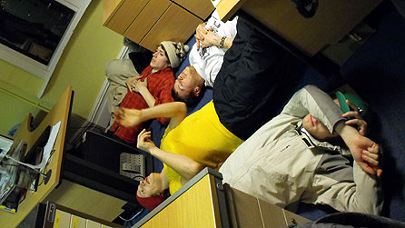 Gorffwys ar lawr y swyddfa