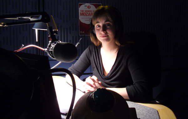 Picture of Sara Mohr-Pietsch with the lights down low in Studio 80A