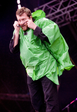 Elbow brave the conditions