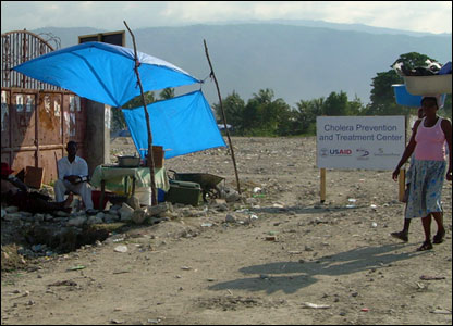 Women outside the Soleil cholera clinic