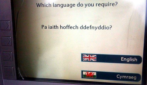 A shot of a cashpoint with instructions in both English and Welsh