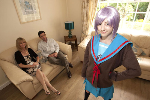 Beckii Cruel aka Rebecca Flint stands in front of her parents