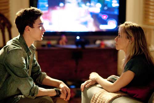 Billy (Robert Sheehan) and Gemma Jones (Sarah Alexander)