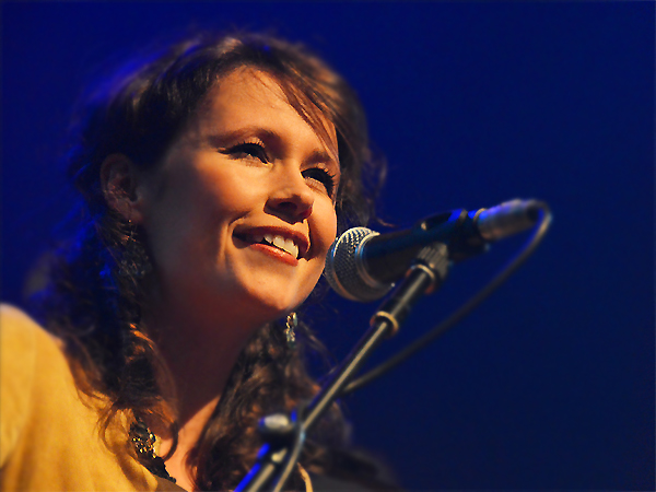 Sarah Lee Guthire performing at the Woody at 100 night