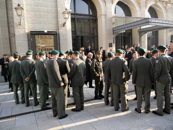 Photo of Austrian servicemen gathering for the Neujahrskonzert