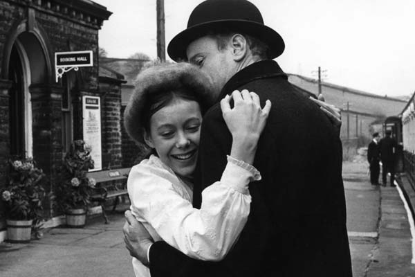 The Railway Children: Jenny Agutter as Bobbie and Frederick Treves as Father