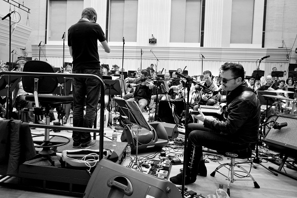 Picture of Richard Hawley and Joe Duddell rehearsing with the BBC Philharmonic 