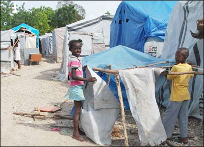 children drape sheets over poles (photo by Gemma Handy)