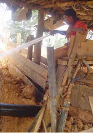 man washing gold (photo by Steven Van Frederikslust)
