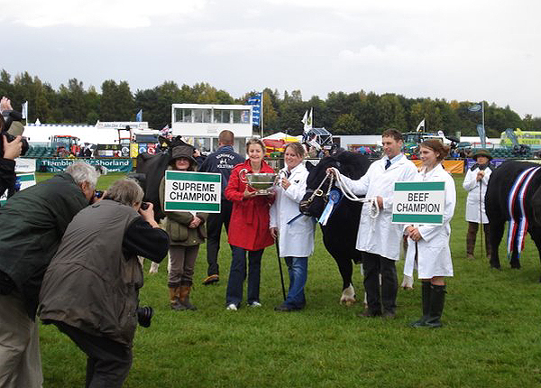 Vanessa present a prize