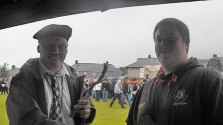 Y seremoni uno rhwng 'Spike' o Deiniolen a Gareth Parry o Llanbabo, Sir Fon.