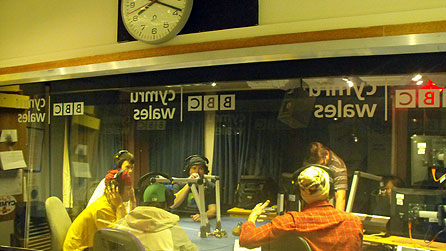 Y criw yn y stiwdio yn siarad gyda Magi