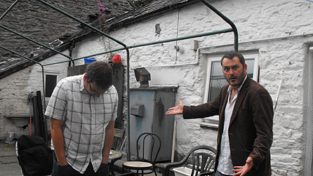 Tudur yn cael strop bach gyda Gareth y Cynhyrchydd!