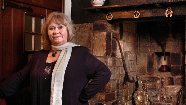 Sunny Ormonde (Lilian Bellamy)