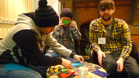 Y band yn gweithio ar y clawr