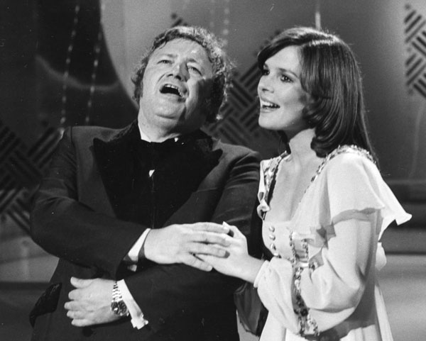 Sir Harry singing with Dana on The Harry Secombe Show in 1973
