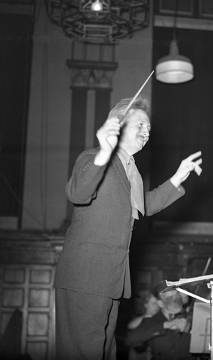 Rubbra conducting the first performance of his 4th symphony at the Proms in 1942. Photo: BBC
