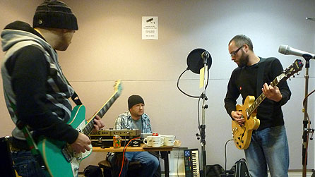 Dilwyn, Rhys a Huw yn y stiwdio