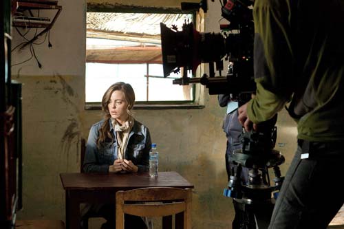 Sam Hunter (Melissa George) on the set