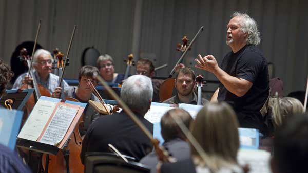 Photo of Donald Runnicles rehearsing the BBC Scottish Symphony Orchestra