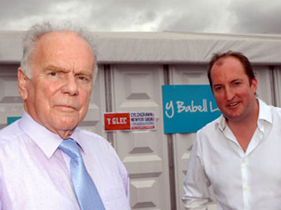 Gwilym Owen a Guto Harri