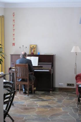 Photo fo Arvo Part playing Mozart